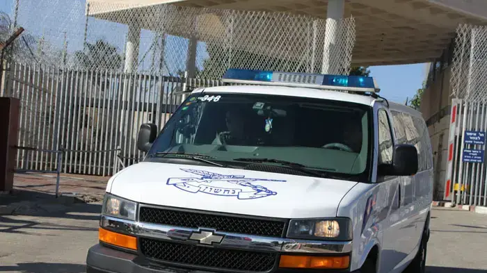 איציק אברג'יל עוזב את כלא רימונים, בדרך להסגרתו לארה"ב יחד עם אחיו מאיר אברג'יל, ינואר 2011 איציק אברג'יל עוזב את כלא רימונים, בדרך להסגרתו לארה"ב יחד עם אחיו מאיר אברג'יל, ינואר 2011