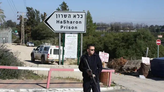 איציק אברג'יל עוזב את כלא רימונים, בדרך להסגרתו לארה"ב יחד עם אחיו מאיר אברג'יל, ינואר 2011 איציק אברג'יל עוזב את כלא רימונים, בדרך להסגרתו לארה"ב יחד עם אחיו מאיר אברג'יל, ינואר 2011