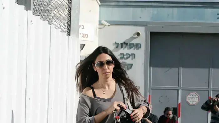 רינת אברג'יל, אשתו של מאיר אברג'יל, בפרידה מבעלה, בדרך להסגרתו לארה"ב יחד עם אחיו איציק אברג'יל, ינואר 2011
