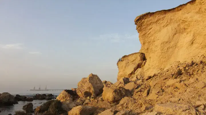 חלק ממצוק שנפל בחוף בחדרה