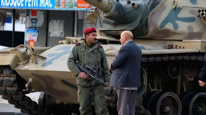 כוחות צבא ברחובות טוניס, בירת טוניסיה, בעקבות המהומות והדחת הנשיא כוחות צבא ברחובות טוניס, בירת טוניסיה, בעקבות המהומות והדחת הנשיא
