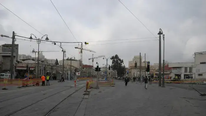רחוב יפו בירושלים נסגר לתנועה בעקבות הכנה לנסיעת הרכבת הקלה, ינואר 2011