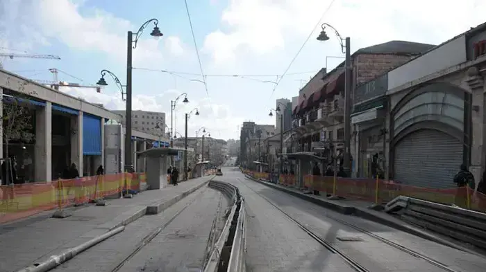 רחוב יפו בירושלים נסגר לתנועה בעקבות הכנה לנסיעת הרכבת הקלה, ינואר 2011