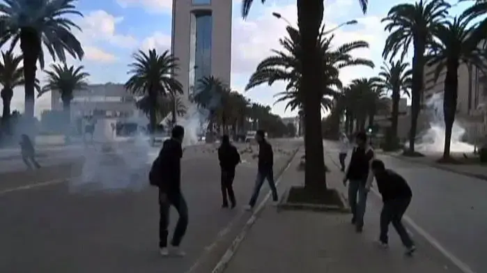 טוניסיה: תקריות אש ברחובות, אלפי עצורים