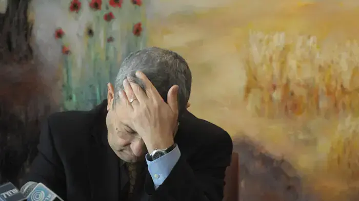אהוד ברק במסיבת העיתונאים בה פרש ממפלגת העבודה, ינואר 2011