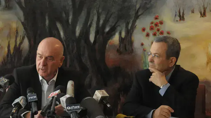 אהוד ברק ומתן וילנאי במסיבת העיתונאים בה פרש ממפלגת העבודה, ינואר 2011 אהוד ברק ומתן וילנאי במסיבת העיתונאים בה פרש ממפלגת העבודה, ינואר 2011