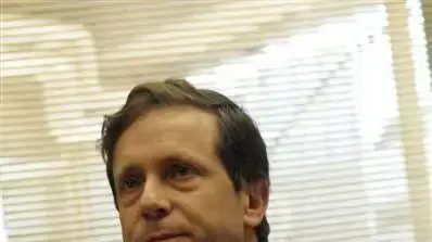 בוז'י הרצוג במסיבת עיתונאים בה הוא מכריז על התפטרותו מהממשלה בעקבות פרישת אהוד ברק ממפלגת העבודה, ינואר 2011