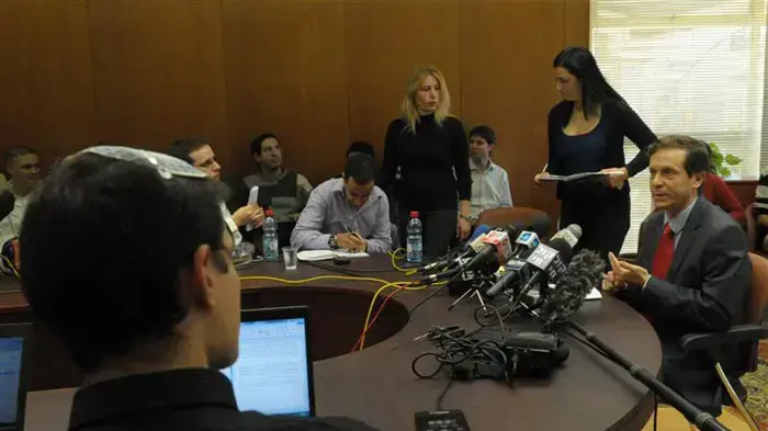בוז'י הרצוג במסיבת עיתונאים בה הוא מכריז על התפטרותו מהממשלה בעקבות פרישת אהוד ברק ממפלגת העבודה, ינואר 2011