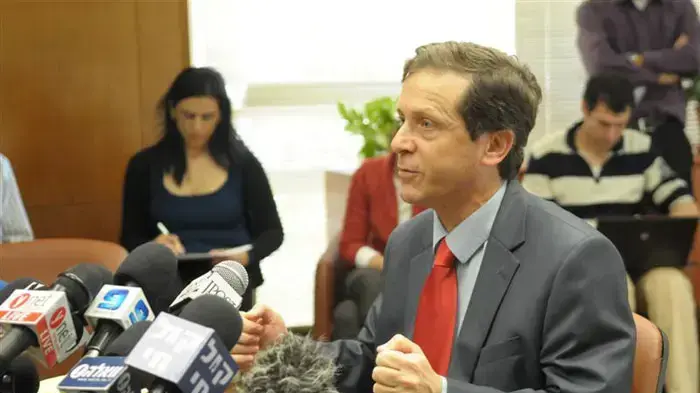 בוז'י הרצוג במסיבת עיתונאים בה הוא מכריז על התפטרותו מהממשלה בעקבות פרישת אהוד ברק ממפלגת העבודה, ינואר 2011