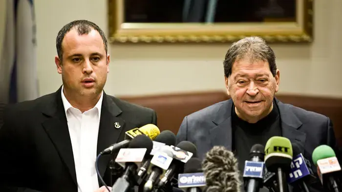 בנימין בן אליעזר וחיליק בר במסיבת עיתונאים, בהודעה על פרישתו של בן אליעזר מהממשלה, ינואר 2011