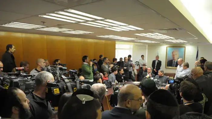 אווירה בכנסת ביום בו ברק התפטר ממפלגת העבודה ובעקבותיו התפטרו מהממשלה בנימין בן אליעזר, בוז'י הרצוג ואבישי ברוורמן, ינואר 2011