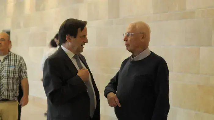 בני בגין ודן מרידור ביום בו ברק פרש ממפלגת העבודה ובעקבותיו התפטרו מהממשלה בנימין בן אליעזר, בוז'י הרצוג ואבישי ברוורמן, ינואר 2011