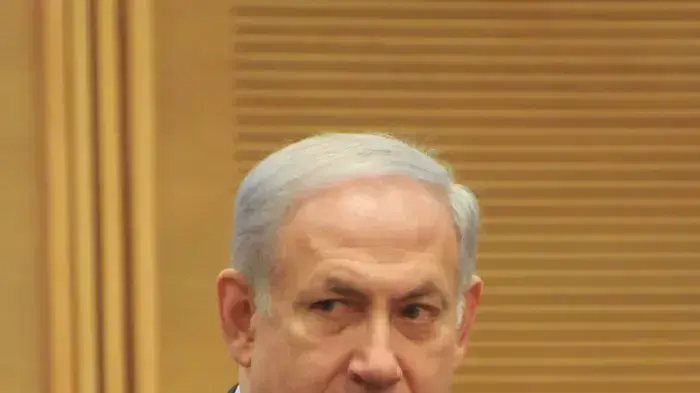 בנימין נתניהו במסיבת עיתונאים בעקבות פרישתם מהממשלה בוז'י הרצוג, בנימין בן אליעזר ואבישי ברוורמן, ינואר 2011