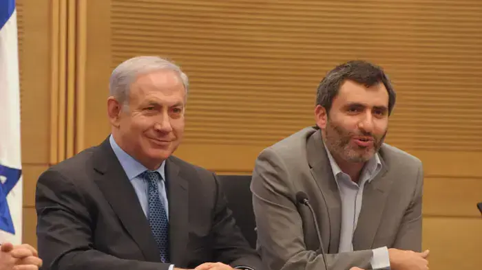 בנימין נתניהו וזאב אלקין במסיבת עיתונאים בעקבות פרישתם מהממשלה בוז'י הרצוג, בנימין בן אליעזר ואבישי ברוורמן, ינואר 2011 בנימין נתניהו וזאב אלקין במסיבת עיתונאים בעקבות פרישתם מהממשלה בוז'י הרצוג, בנימין בן אליעזר ואבישי ברוורמן, ינואר 2011