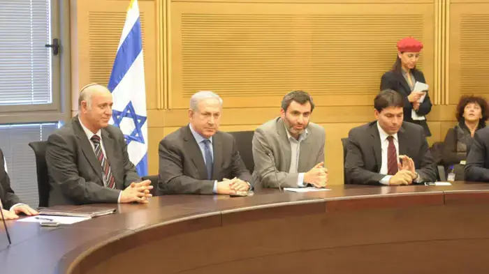 בנימין נתניהו, דני דנון וזאב אלקין במסיבת עיתונאים בעקבות פרישתם מהממשלה בוז'י הרצוג, בנימין בן אליעזר ואבישי ברוורמן, ינואר 2011 בנימין נתניהו, דני דנון וזאב אלקין במסיבת עיתונאים בעקבות פרישתם מהממשלה בוז'י הרצוג, בנימין בן אליעזר ואבישי ברוורמן, ינואר 2011