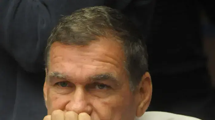 חיים רמון בישיבת סיעת קדימה בעקבות פרישתו של ברק ממפלגת העבודה והתפטרותם מהממשלה של בוז'י הרצוג, אבישי ברוורמן ובנימין בן אליעזר