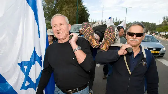 אבי דיכטר ביום הראשון של מסע האלונקות, צעדת מחאה כנגד ההשתמטות, ינואר 2011