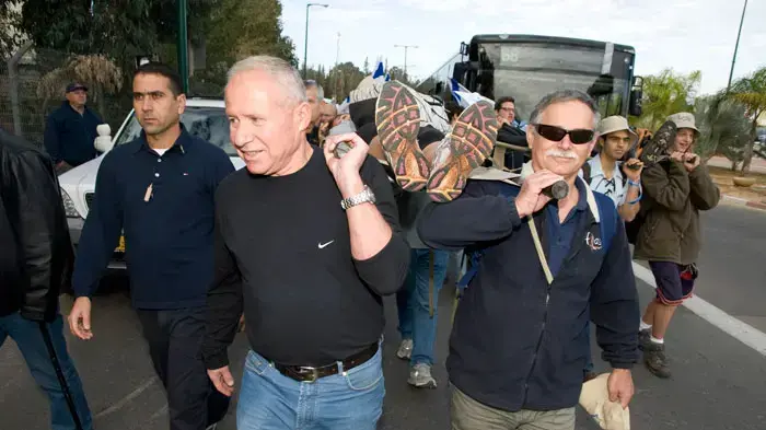 אבי דיכטר ביום הראשון של מסע האלונקות, צעדת מחאה כנגד ההשתמטות, ינואר 2011