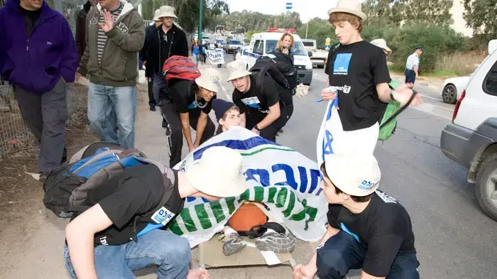 היום הראשון של מסע האלונקות, צעדת מחאה מהבקו"ם לירושלים, כנגד ההשתמטות, ינואר 2011