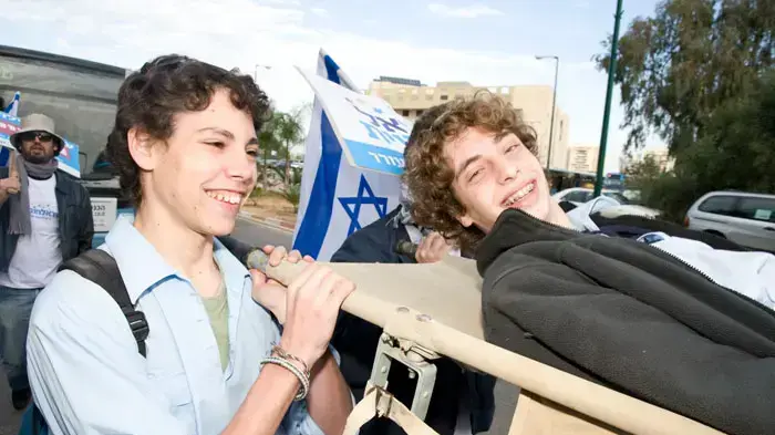היום הראשון של מסע האלונקות, צעדת מחאה מהבקו"ם לירושלים, כנגד ההשתמטות, ינואר 2011