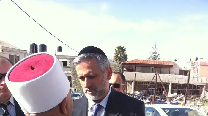 שר הפנים אלי ישי בניחום אבלים בבית משפחת עאדל טאפש שנהרג באסון הכרמל, בית ג'אן, ינואר 2011
