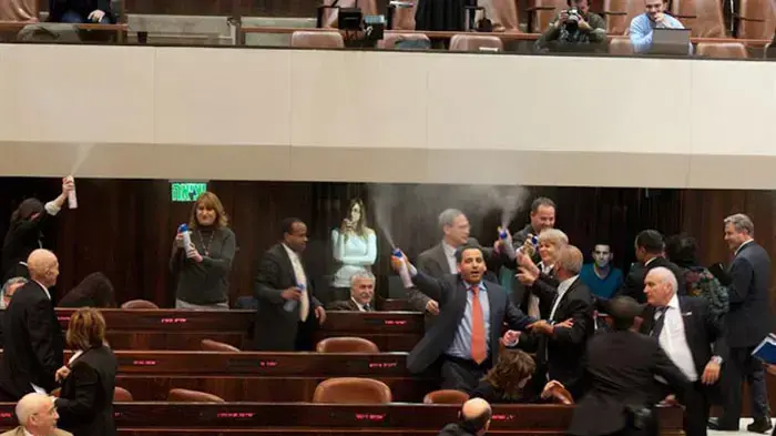 חברי סיעת קדימה "מטהרים את האוויר המסריח" כלשונם שנוצר על ידי בנימין נתניהו וחברי ממשלתו, ינואר 2011
