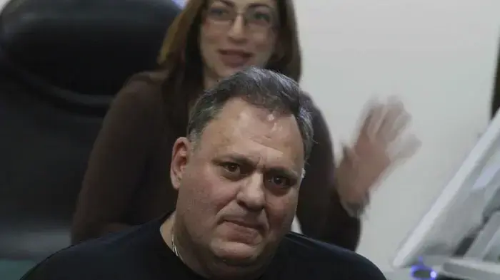 חיים שטנגר בהקראת כתב האישום נגדו, ינואר 2011