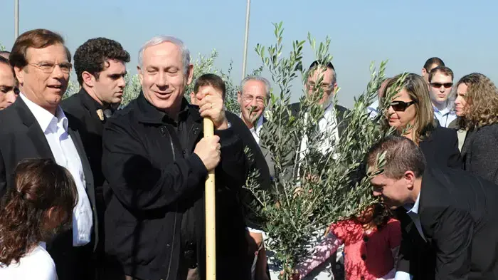 ראש הממשלה בנימין נתניהו בנטיעות טו בשבט בפרק אריאל שרון