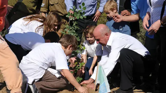 מתן וילנאי בנטיעות לכבוד ט"ו בשבט