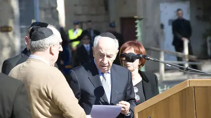 שמעון פרס בטקס ההלוויה של סוניה פרס בבית העלמין בבן שמן, ינואר 2011
