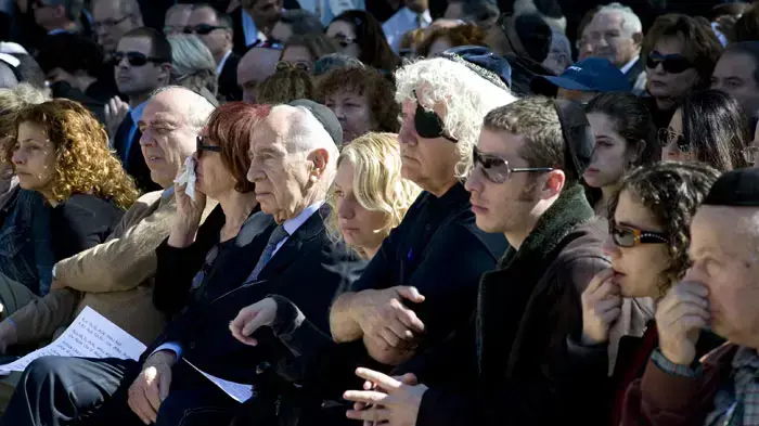 בני משפחת פרס בטקס ההלוויה של סוניה פרס בבית העלמין בבן שמן, ינואר 2011