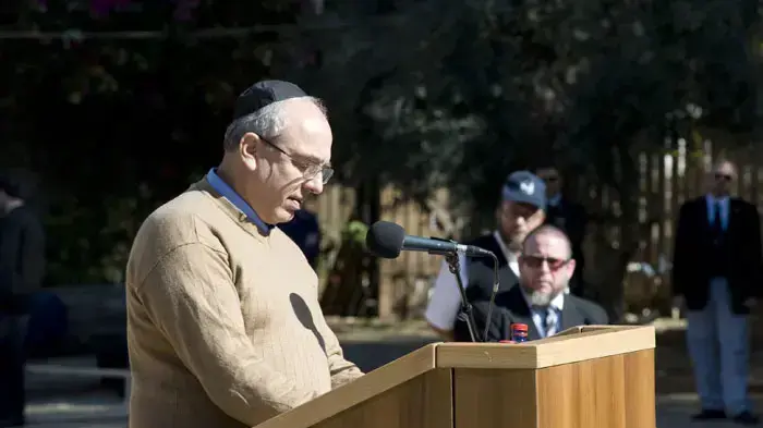 יוני פרס בטקס ההלוויה של סוניה פרס בבית העלמין בבן שמן, ינואר 2011