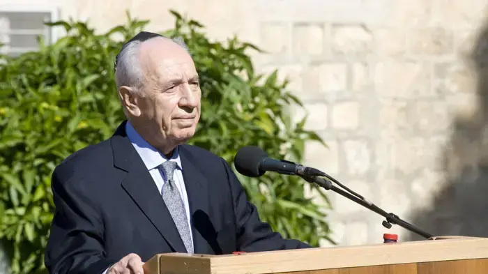 שמעון פרס בטקס ההלוויה של סוניה פרס בבית העלמין בבן שמן, ינואר 2011