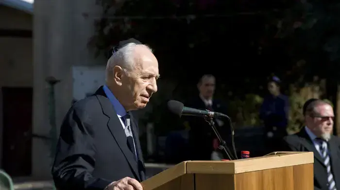 שמעון פרס בטקס ההלוויה של סוניה פרס בבית העלמין בבן שמן, ינואר 2011
