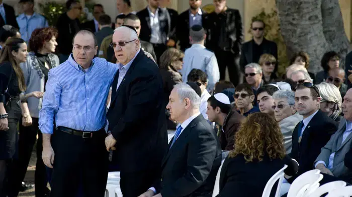 יו"ר הכנסת רובי ריבלין והשר סילבן שלום בטקס ההלוויה של סוניה פרס בבית העלמין בבן שמן, ינואר 2011