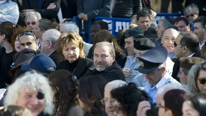 אביגדור ליברמן בטקס ההלוויה של סוניה פרס בבית העלמין בבן שמן, ינואר 2011
