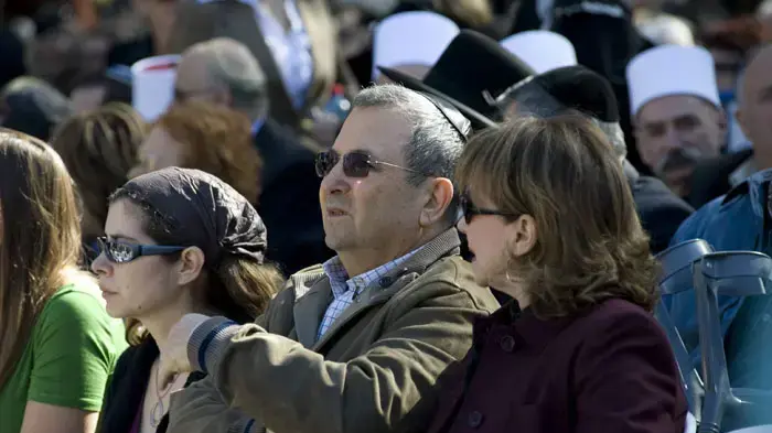 אהוד ברק עם נילי פריאל בטקס ההלוויה של סוניה פרס בבית העלמין בבן שמן, ינואר 2011