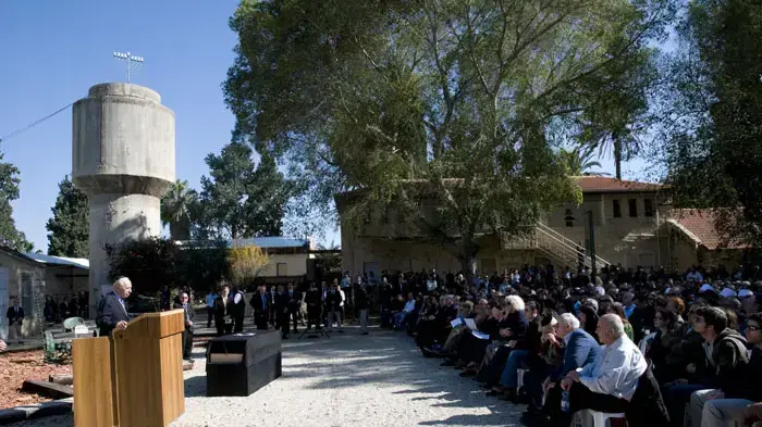 שמעון פרס בטקס ההלוויה של סוניה פרס בבית העלמין בבן שמן, ינואר 2011