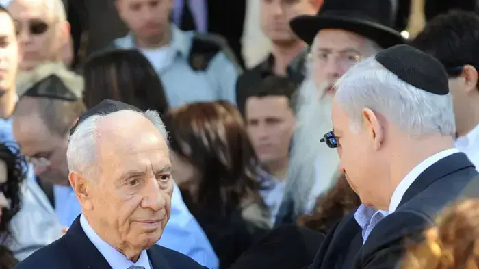 שמעון פרס בטקס ההלוויה של סוניה פרס בבית העלמין בבן שמן, ינואר 2011