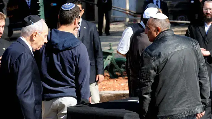 שמעון פרס בטקס ההלוויה של סוניה פרס בבית העלמין בבן שמן, ינואר 2011