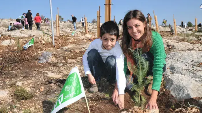 אמא ובן נוטעים עץ באתר טע וסע של קק"ל בפארק מודיעין שביער בן שמן. אמא ובן נוטעים עץ באתר טע וסע של קק"ל בפארק מודיעין שביער בן שמן.