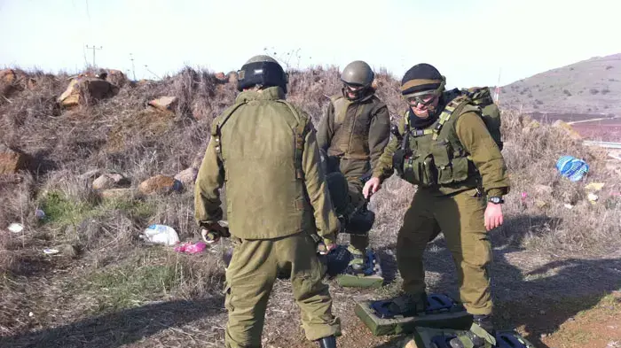 פינוי שדה מוקשים ב"עין מוקש" בצפון רמת הגולן, ינואר 2011