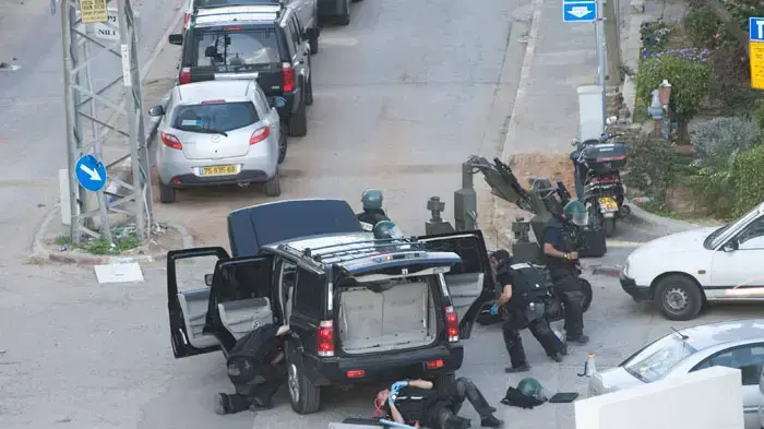 חבלני המשטרה מנטרלים רכב עם מטען חבלה בבני ברק, ינואר 2011 חבלני המשטרה מנטרלים רכב עם מטען חבלה בבני ברק, ינואר 2011