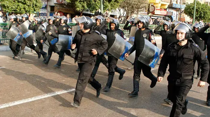 כוחות הביטחון מפזרים הפגנות אופוזיציה בקהיר             