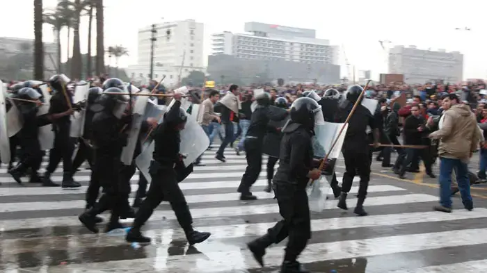 כוחות הביטחון מפזרים הפגנות אופוזיציה בקהיר                      