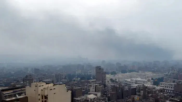 מהומות במצרים, עשן כבד מעל קהיר, ינואר 2011