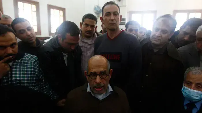 מוחמד אל-בראדעי מסתתר במסגד במהלך ההפגנות בקהיר מוחמד אל-בראדעי מסתתר במסגד במהלך ההפגנות בקהיר