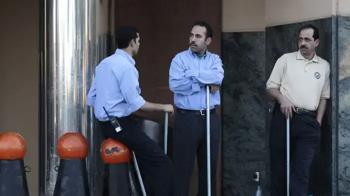 עובדי מרכז קניות בקהיר מגנים עליו מבוזזים עם מוטות עובדי מרכז קניות בקהיר מגנים עליו מבוזזים עם מוטות