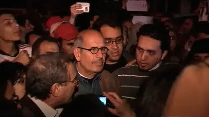 ד"ר מוחמד אל-בראדעי, מנהיג האופוזיציה במצרים, עם המפגינים בכיכר תחריר שבמרכז קהיר ד"ר מוחמד אל-בראדעי, מנהיג האופוזיציה במצרים, עם המפגינים בכיכר תחריר שבמרכז קהיר
