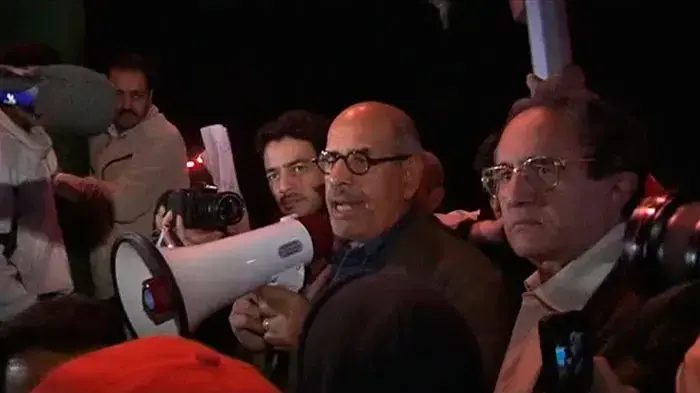 ד"ר מוחמד אל-בראדעי, מנהיג האופוזיציה במצרים, עם המפגינים בכיכר תחריר שבמרכז קהיר ד"ר מוחמד אל-בראדעי, מנהיג האופוזיציה במצרים, עם המפגינים בכיכר תחריר שבמרכז קהיר